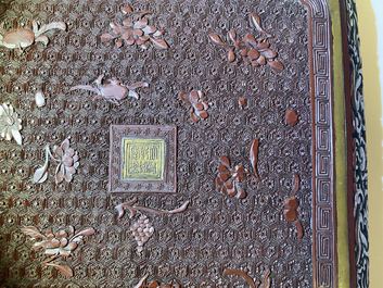 Une paire de plats de forme carr&eacute;e en laque rouge et noire, marque et &eacute;poque de Qianlong